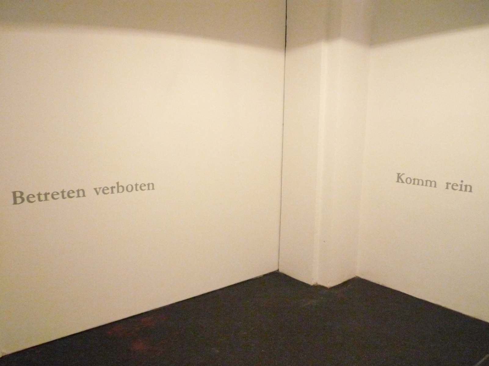 Constanze Böckmann: A Place To Be - Betreten verboten/Komm rein - Schrift und Audio -2015