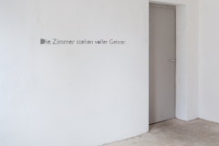 Die Zimmer stehen voller Geister - Schriftzug - 2016 Galerie Hinten - Chemnitz